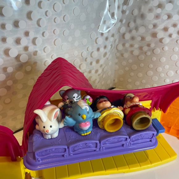 Fisher-Price Little People Disney Princess Snow White's Cottage playset - Picture 12 of 14